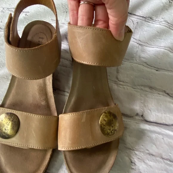 Taos Carousel Tan Wedges - Picture 2 of 16